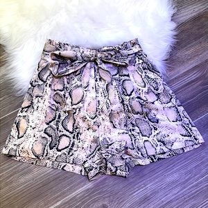 Vici Paperbag shorts with bow